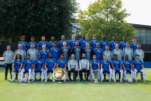 共28人！切尔西拍摄全家福：加纳乔等新援均亮相，两座奖杯出镜