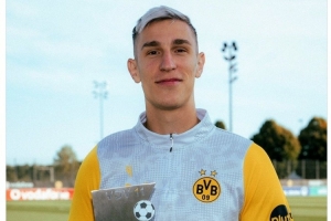 施洛特贝克入选VDV上赛季最佳阵容，多特社媒晒球员与奖杯合照