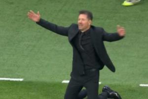 儿子我给你跪了小小西蒙尼空门踢中横梁，西蒙尼崩溃摊手跪地