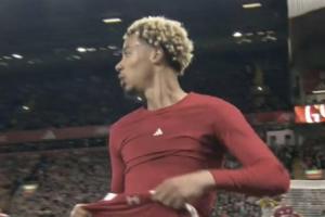 好像有点不对埃基蒂克脱衣庆祝2黄变1红，反应过来后表情错愕