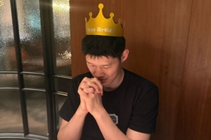 胡金秋妻子晒照：世界很大 幸福很小 有你就好