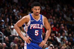 队记：格莱姆斯面临2份报价 资质报价&1年无交易否决权高额合同