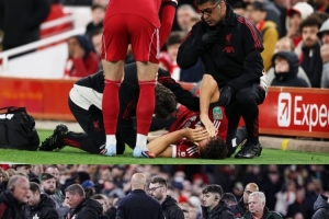 揪心！TA：莱奥尼被抬下时紧抓队医的手；红军现在仅有3名中卫