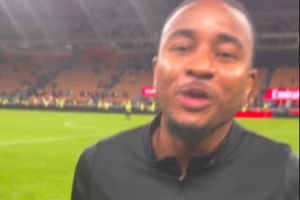 被问是否还有气球，恩昆库从球袜里掏出来并回答：我一直都等着用