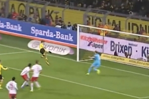 2017年，20岁的登贝莱为奥巴梅扬送出的天秀助攻