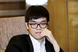 中国围棋棋圣战决赛：卫冕冠军柯洁击败屠晓宇，率先拿到赛点