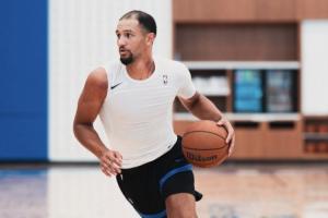 才24岁呢！萨格斯年纪轻轻就秃成这样了？