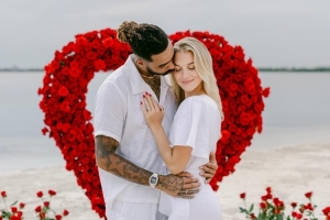 浪漫沙滩见证！拉塞尔向女友求婚成功！