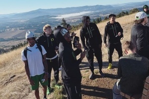 约等于官宣？林葳身穿俄勒冈大学队服&上脚科比4 和队友一起爬山