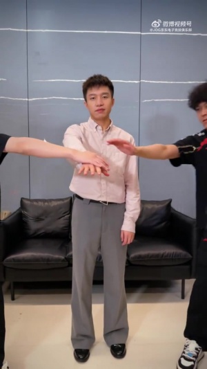 玩尬的？JDG俱乐部赛后更新社媒：厂长和队员合拍加油视频