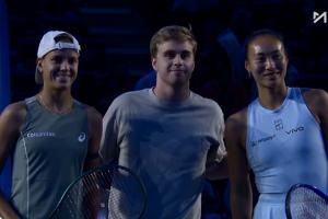 跨界联动！瑞典乒乓球球员莫雷加德为郑钦文比赛挑边，三人合影