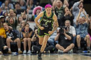 可惜外线不开！希德曼12中7空砍全队最高19分 但三分4中0