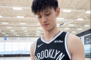 来自哈尔滨的曾凡博当评委 来评评篮网队友们的东北话