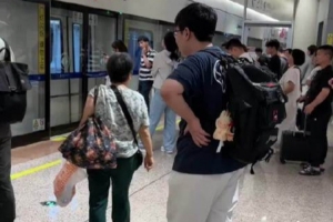 好9好9网友分享视频：偶遇369在机场帮助老人