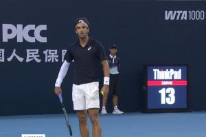 中网男单第3轮穆塞蒂直落两盘晋级下一轮，赛后签名时再度致歉