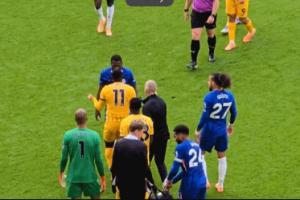 怒了！两队发生口角后范赫克抓住凯塞多手臂，凯塞多用力挣脱