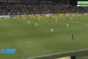 伤得不轻！贝洛蒂禁区内相撞倒地，被队医搀扶下场