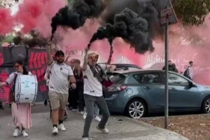 如同在抗议G2官推发布了战队粉丝游街片段