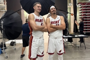 哈克斯与约维奇合影疯狂踮脚！约维奇：他永远不可能和我一样高！