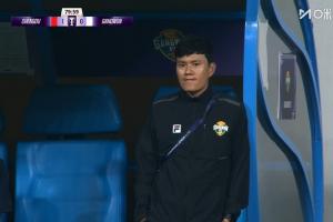 想啥呢？蓉城80分钟1球领先，江原主帅场边倚靠着替补席若有所思