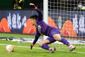 记者：不只是颜骏凌、陈威强，关键是海港门将教练沃克强