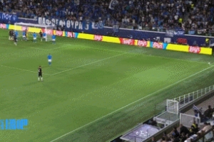 可惜了，凯恩倒勾射门中柱