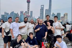 已经抵达上海！MKOI官方分享战队在东方明珠前的合照