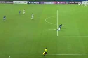 暴怒！阿苏埃抢出单刀被绊倒，裁判未判给申花点球