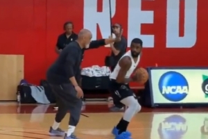 加速恢复中！欧文现身温哥华训练营 沉浸式感受近期投篮训练