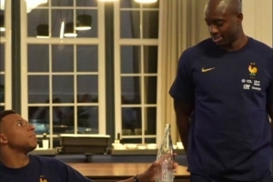 首次入选法国队！马特塔唱歌忘词，姆巴佩给他递瓶子当麦克风