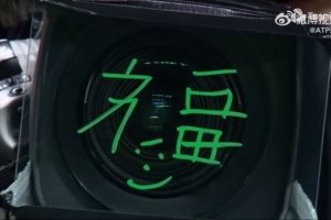 还准备小抄了晋级上海大师赛4强后，德约在镜头上写“福”