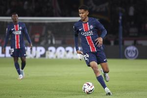 队报：马尤卢在上轮法甲大腿内收肌疼痛，巴黎希望他下轮能复出