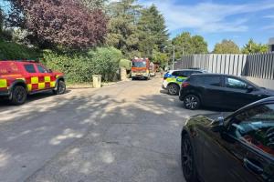 记者：维尼修斯房子火灾的起因是地下室桑拿房起火