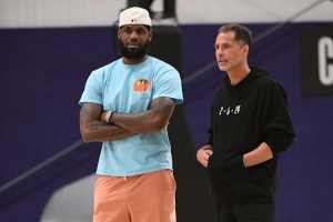 杨毅：27年湖人要钓大鱼&跟詹姆斯没关系 以往都是球队求老詹续约