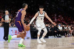 媒体人：要给小曾这样敢出去的送上祝福 不要让下一代再停住脚步