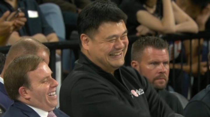 哈哈哈姚明现场观战NBA中国赛 笑出经典表情包~