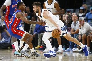 效率不算高！杰罗姆半场三分5中1拿到8分3助攻