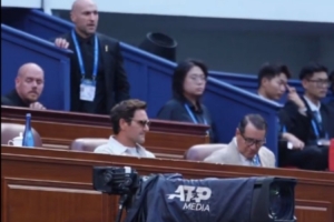 费德勒现身上海大师赛，现场观战林德克内希对阵瓦舍罗的男单决赛