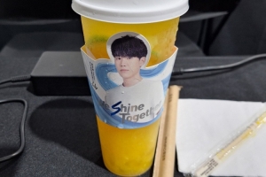 外媒记者：TS和Tarzan向媒体赠送小零食 欧洲战队有时会抵制我们