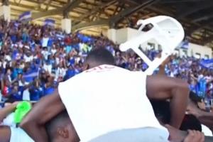 佛得角阿拉巴佛得角庆祝首进世界杯，球员举起白色塑料凳庆祝