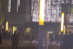 赛后大批的粉丝留在现场 iG选手和粉丝们鞠躬告别