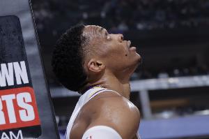 贝弗利：因为那支湖人威少的待遇变得很差 他可是历史前三后卫啊