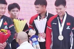 干净又卫生林诗栋颁奖仪式上闻花差点吐了，向队友吐槽：好臭