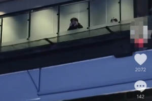 还是心系哥哥！有网友拍到Baolan现场观看TES比赛 比赛结束后立马退场