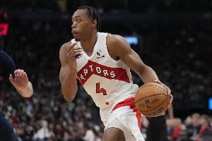 状态火热！斯科蒂-巴恩斯半场9中7砍下17分2板1助3断1帽 首节13分