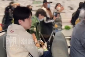 王楚钦回国在机场又被围堵，无奈摇头：让一下，我真求求你们了