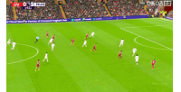 这状态...曼联后卫冒顶的大好机会，萨拉赫无人防守下射门偏了