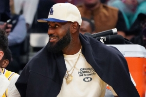 追梦：看到勒布朗穿便装坐场边很奇怪 这老家伙坐在禅师位子上