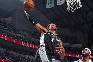 今日最佳照片？文班突破迎着浓眉的防守上演恐怖抡扣！