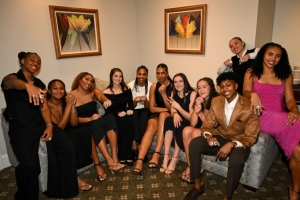 我们是冠军！佩奇回母校领取NCAA冠军戒指 和女友及其他队友合影